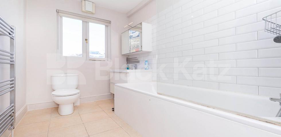 Spacious two bed with a modern kitchen, tiled modern bathroom, mins to tube Fortess Grove, Kentish Town